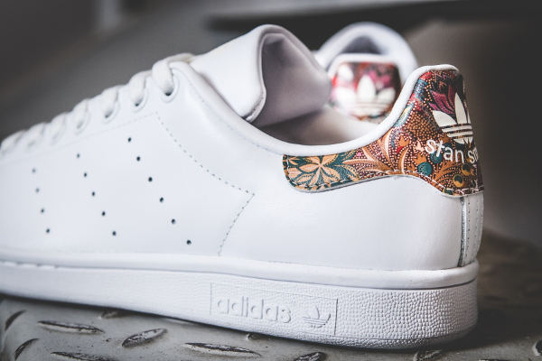 stan smith blanche fleuri