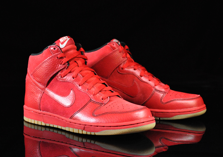 Nike-Dunk-Varsity-Red-Black-Gum-Medium-Brown-03