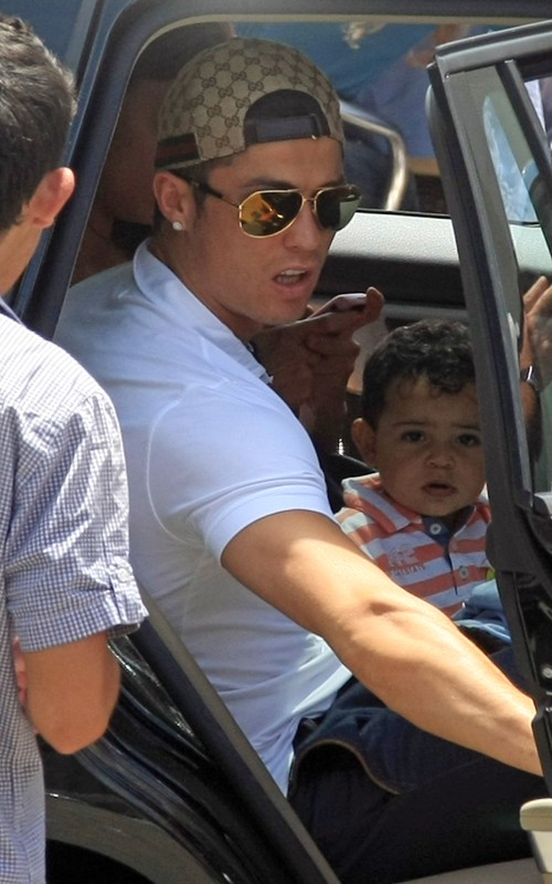 Cristiano Ronaldo en lunettes Dolce & Gabbana et en casquettes Gucci