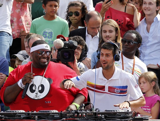 Le DJ Novak Djokovic en polo Sergio Tacchini