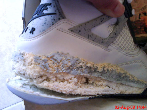 Air Jordan 4 White Cement en état de putréfaction