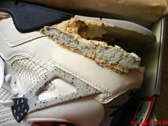 Air Jordan 4 White Cement en état de putréfaction 
