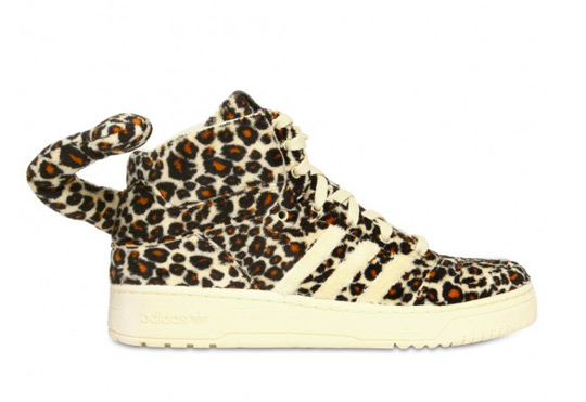 Des baskets Adidas Jeremy Scott avec une queue de léopard