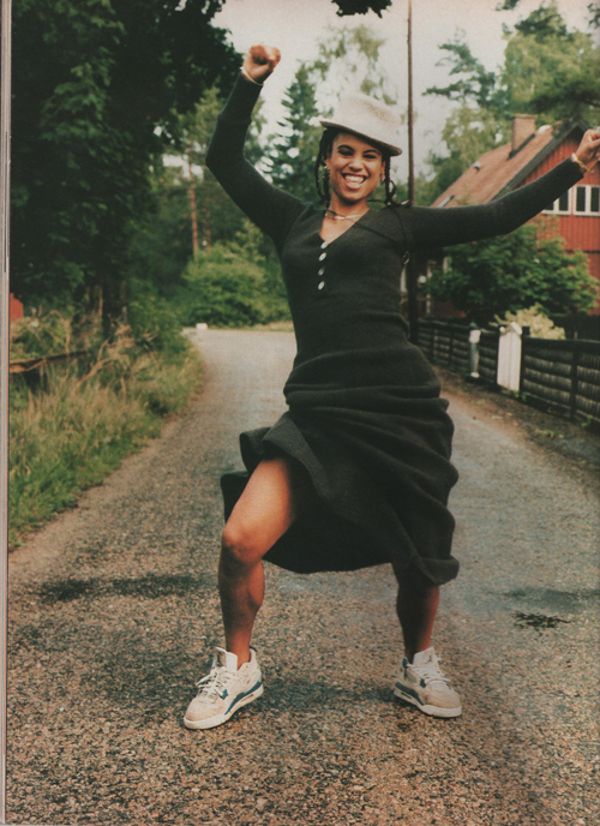 Neneh Cherry en Air Jordan 4 Military Blue