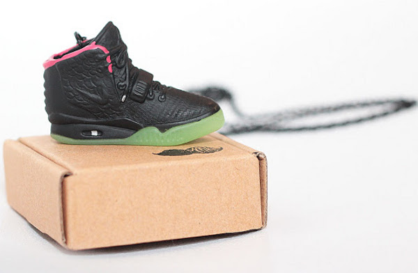 Collier et porte clé Nike Air Yeezy 2