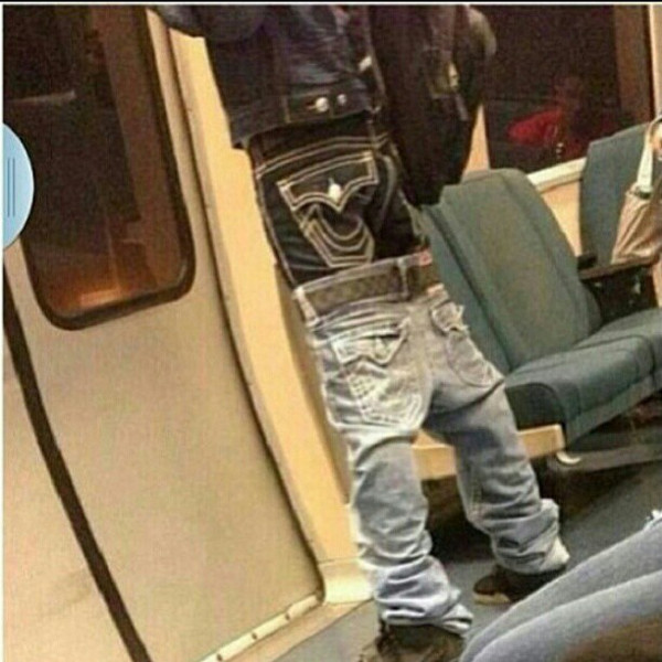 double-jeans 2 jeans et une paire de baskets...