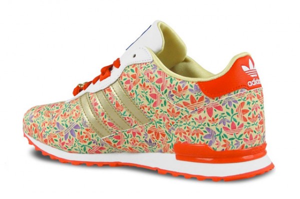 DISNEY-ADIDAS-ZX700-BELLE-2