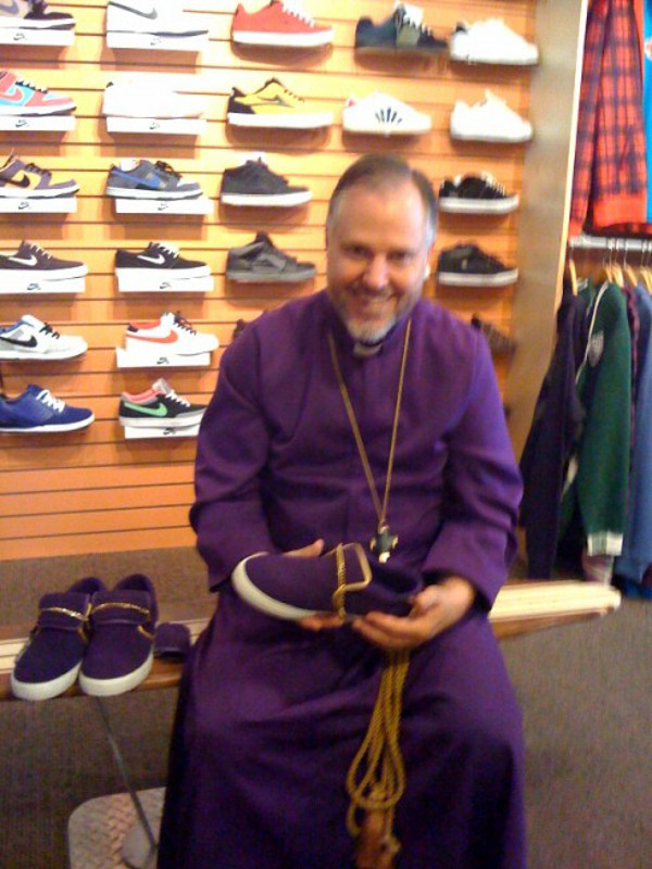 Un prêtre avec des sneakers Ubiq 