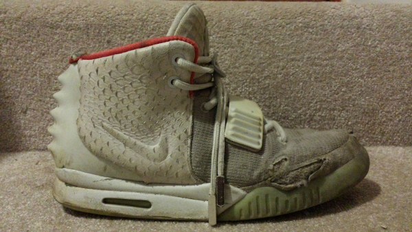 Une Nike Air Yeezy 2 d fonc e vendue 500 dollars