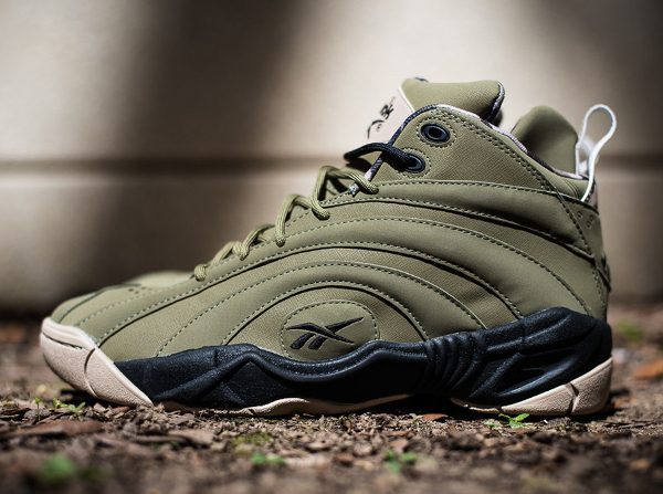 http://www.sneakers-actus.fr/wp-content/uploads/2013/08/reebok-shaqnosis-barracks-19-2.jpg