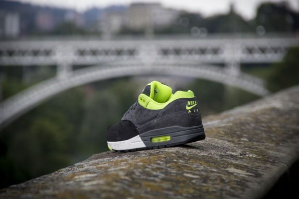 nike-air-max-1-anthracite-volt_02