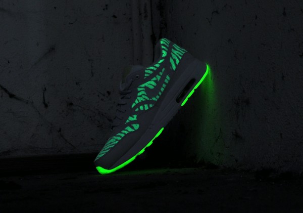 nike-air-max-1-cmft-tape-glow-in-the-dark-6