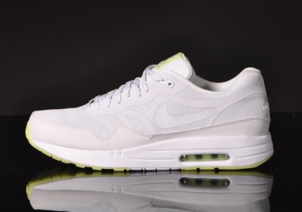 Nike Air Max CMFT Tape