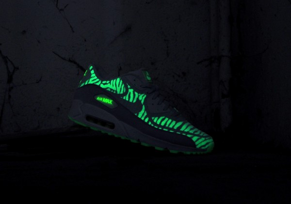 nike-air-max-90-cmft-tape-glow-in-the-dark-2