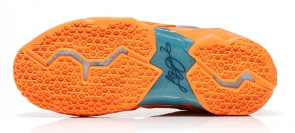 nike-lebron-11-atomic-orange-03