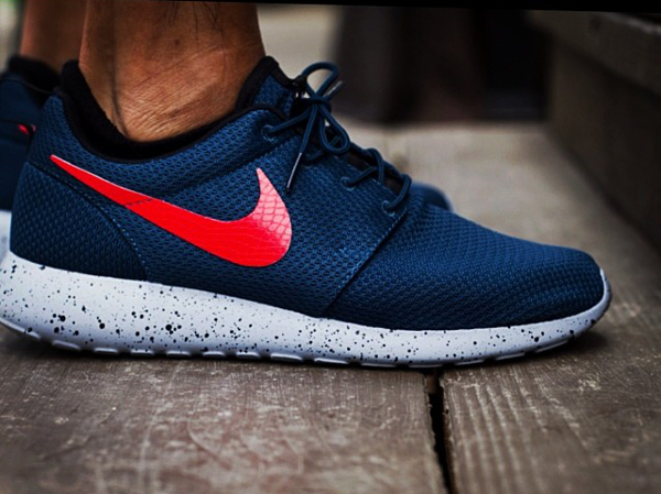 nike roshe run blue red