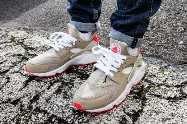 Nike Air Huarache Light Beige Laser Crimson (2)