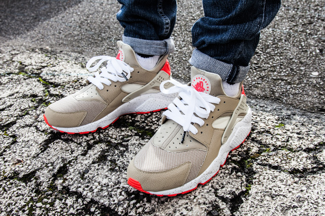 nike air huarache beige crimson