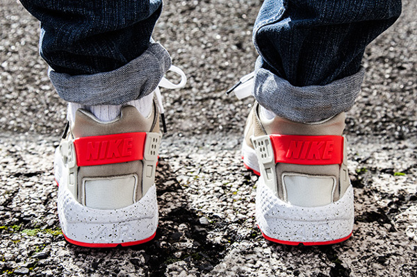 nike air huarache beige and crimson