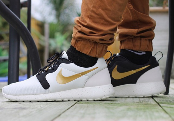 nike roshe run gold