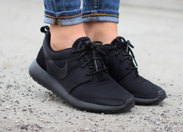 nike roshe one triple black