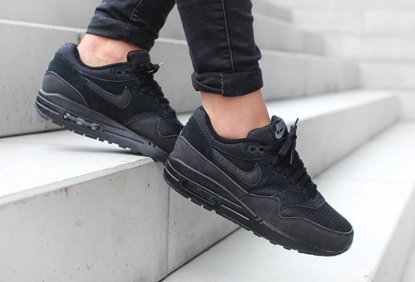 air max one triple black