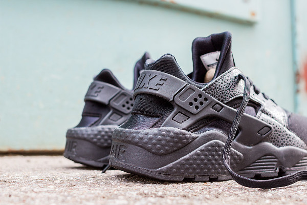 Nike huarache discount triple black lizard