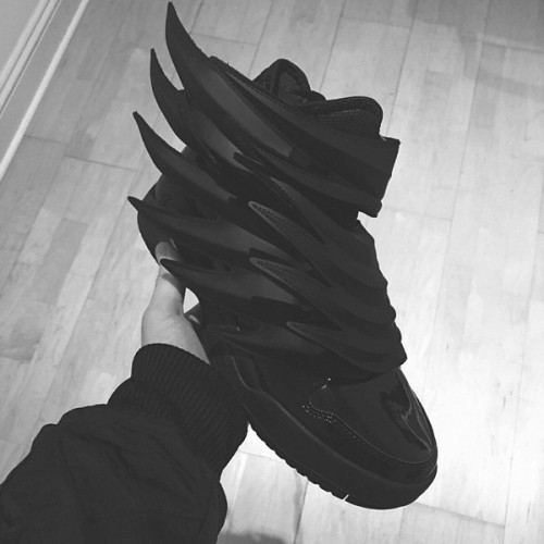 Adidas JS Wings 3.0 'Dark Knight' : oÃ¹ l'acheter