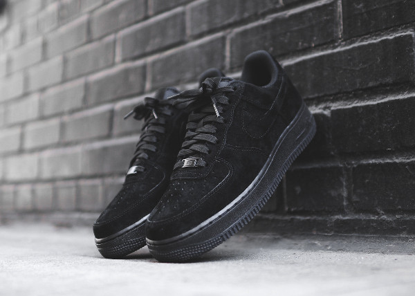 black nike air force suede