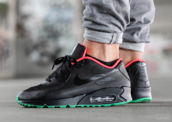 air max 90 hyperfuse black and red