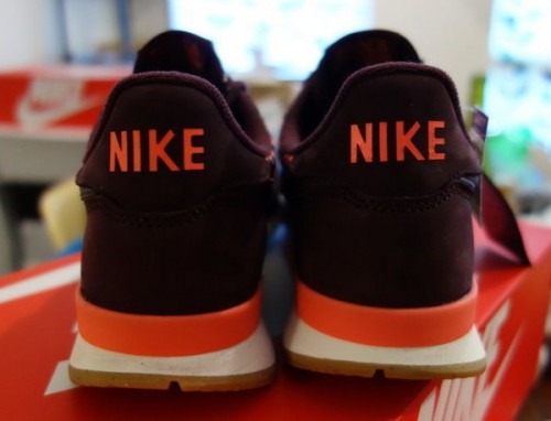 nike internationalist burgundy