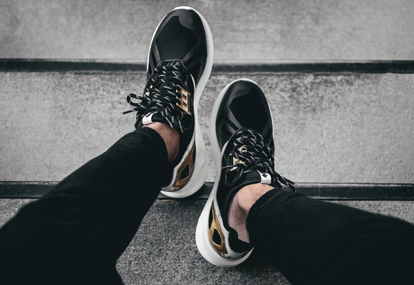 Adidas Tubular Runner 'New Year Eve' Core Black aux pieds (1)