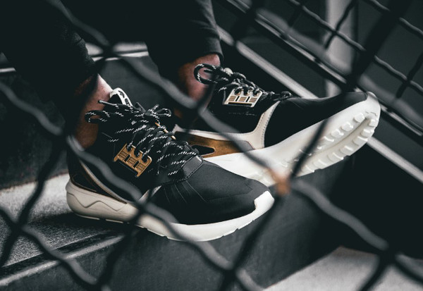 Adidas Tubular Runner 'New Year Eve' Core Black aux pieds (3)