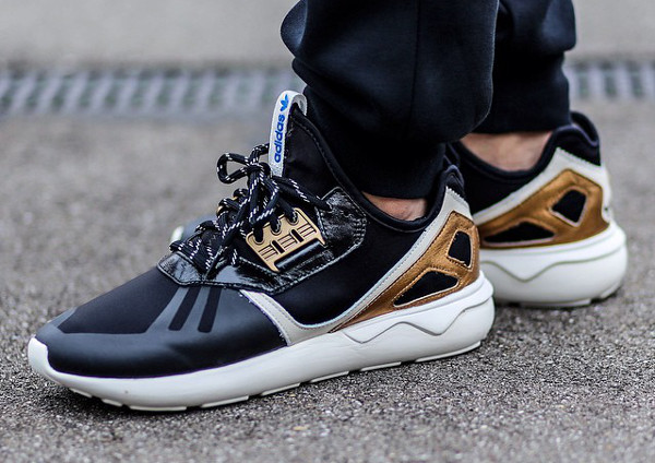 Adidas Tubular Runner 'New Year Eve' Core Black aux pieds (5)