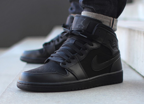 jordan 1 triple black mid