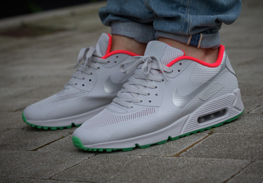 Nike Air Max 90 ID Hyperfuse Yeezy Pure Platinum aux pieds (1)