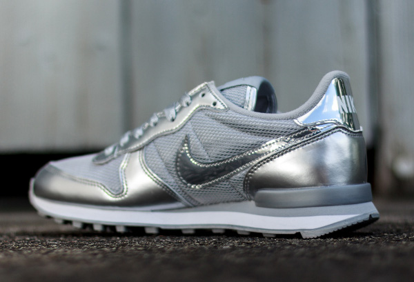 nike internationalist silver