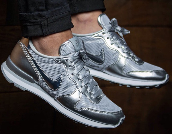 nike femme internationalist argente