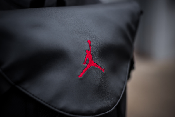 Un sac à dos Air Jordan 11 Bred  (4)