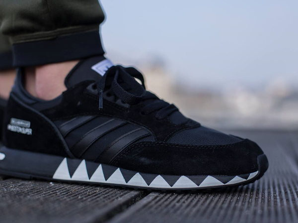 Adidas Boston Super x Neighborhood 'Black' (noir) aux pieds (2)