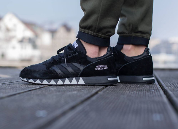 Adidas Boston Super x Neighborhood 'Black' (noir) aux pieds (3)