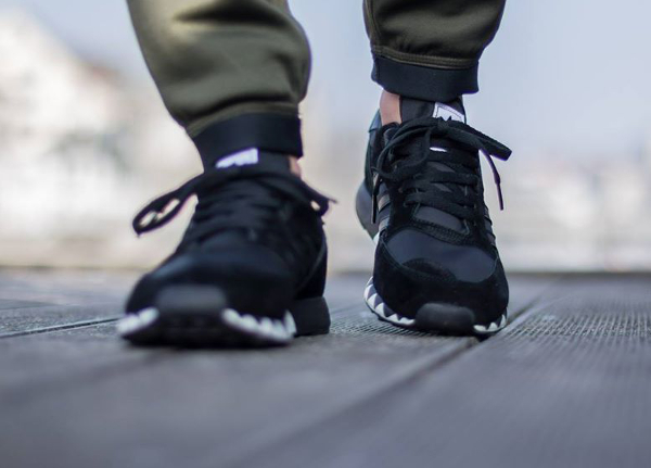 Adidas Boston Super x Neighborhood 'Black' (noir) aux pieds (4)