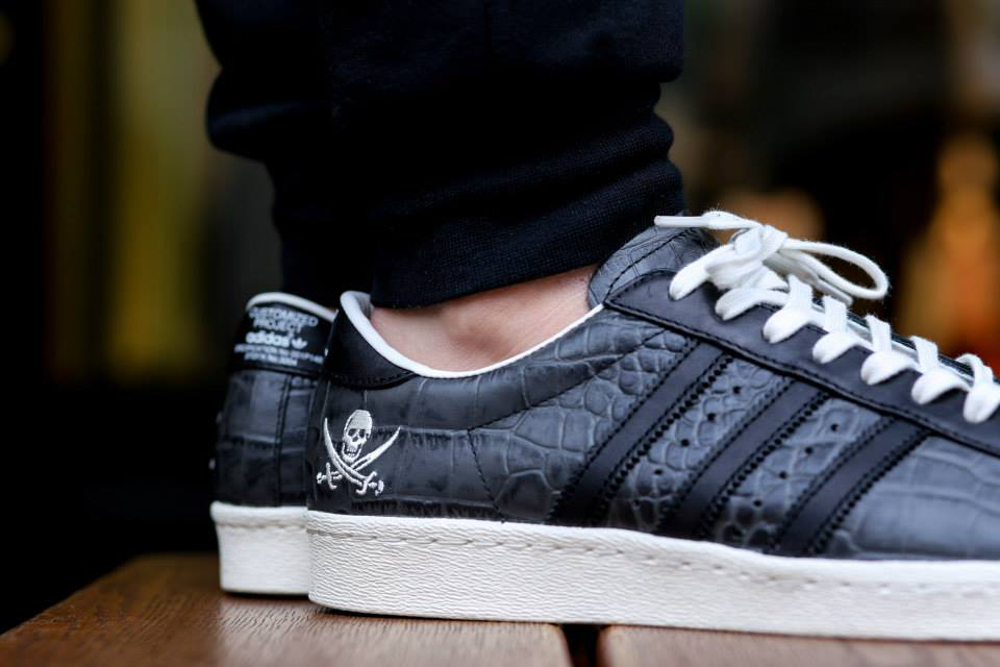 Adidas Superstar 'Crocodile Leather' x Neighborhood aux pieds (2)
