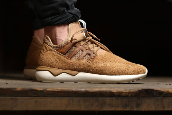 Adidas Tubular Moc Runner 'Timbers' aux pieds