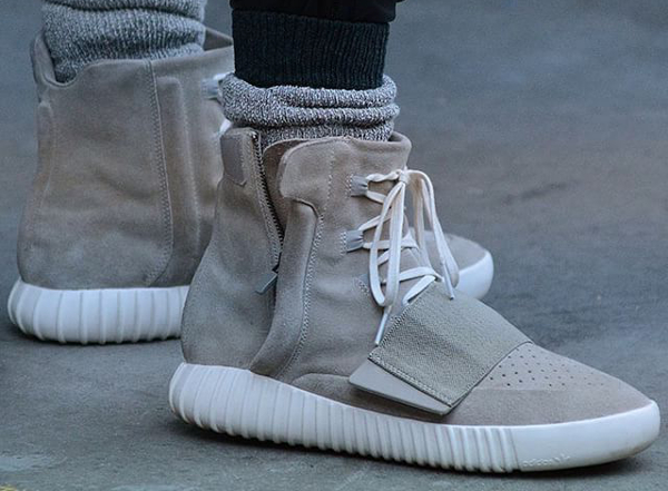 Adidas Yeezy 750 Boost Light Brown aux pieds