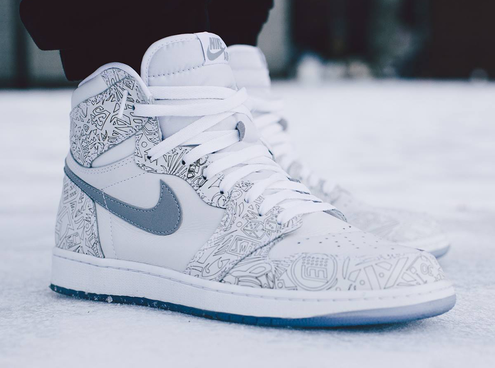 Air Jordan 1 High 'Laser' (White Metallic Silver) aux pieds (1)