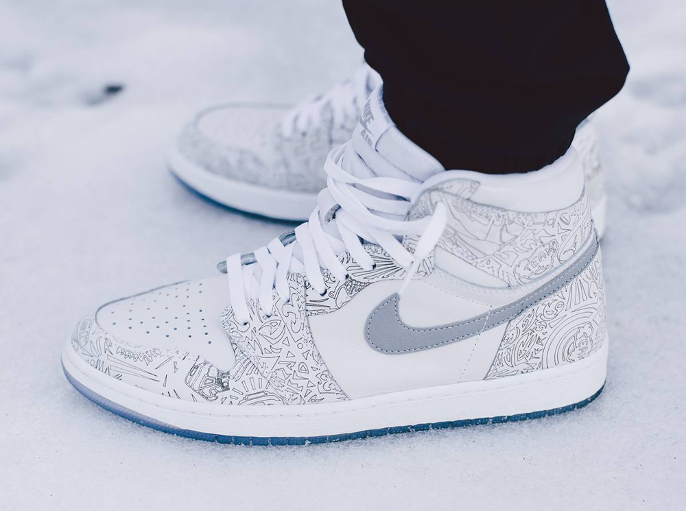 Air Jordan 1 High 'Laser' (White Metallic Silver) aux pieds (2)