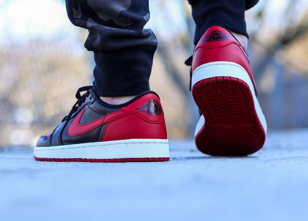 Air Jordan 1 Low OG 'Bred' (Rouge & Noir) aux pieds (1)