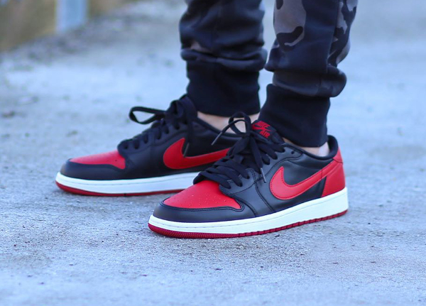 Air Jordan 1 Low OG 'Bred' (Rouge & Noir) aux pieds (3)