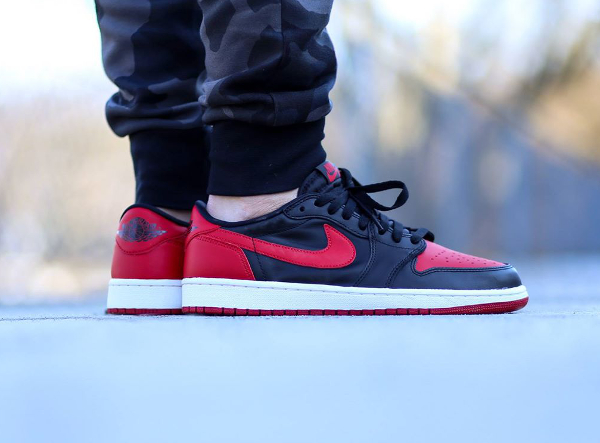 Air Jordan 1 Low OG 'Bred' (Rouge & Noir) aux pieds (5)